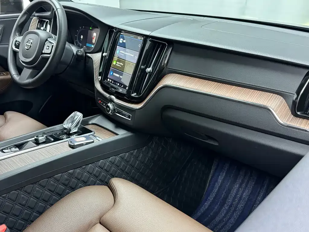 Volvo XC60 — фото 5