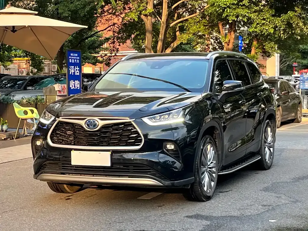 Toyota Highlander — фото 1