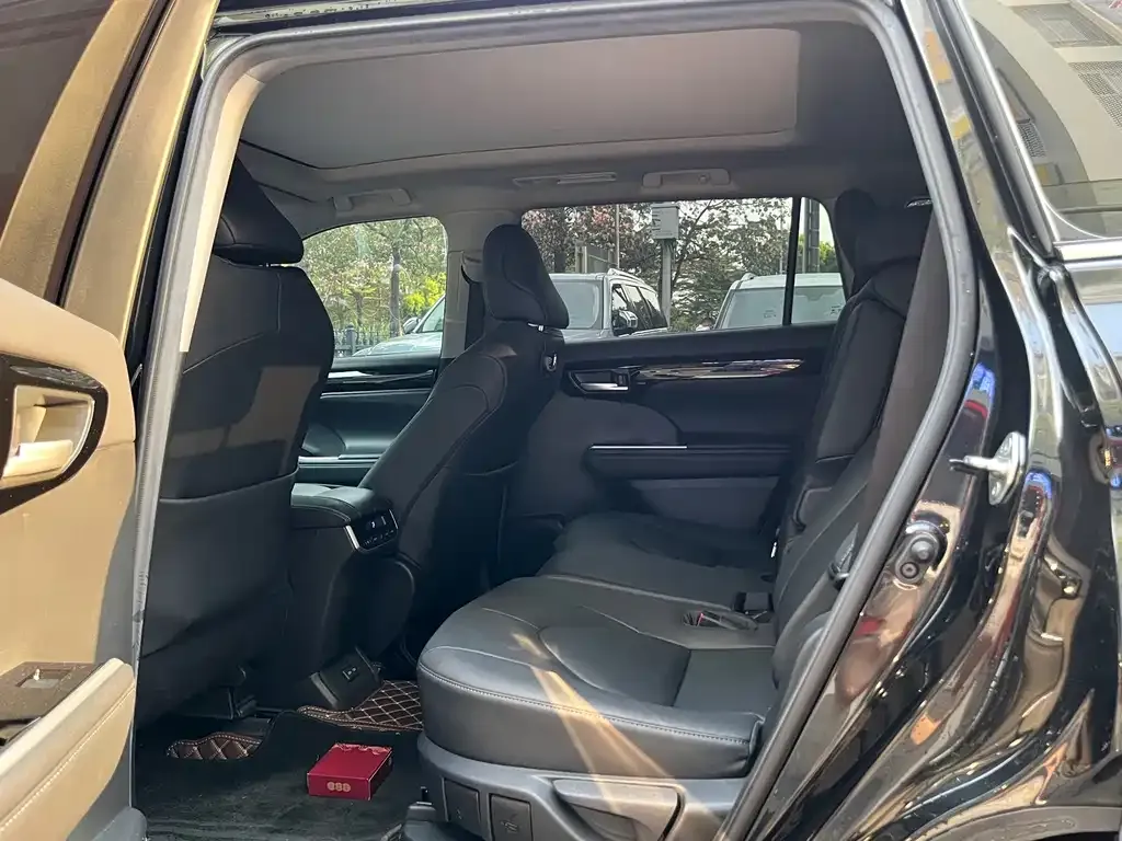 Toyota Highlander — фото 10