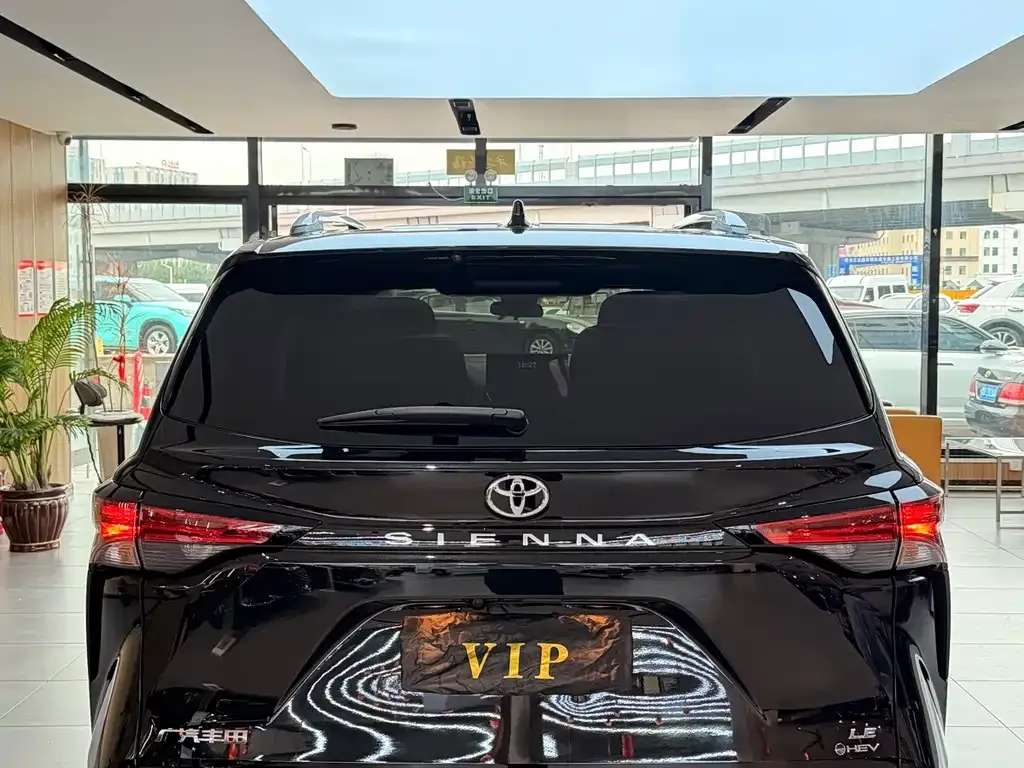 Toyota Sienna — фото 8