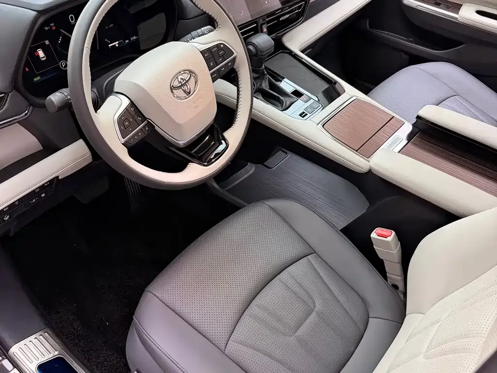Toyota Sienna — фото 2