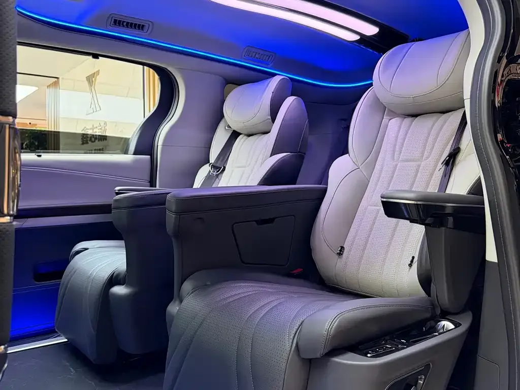 Toyota Sienna — фото 10