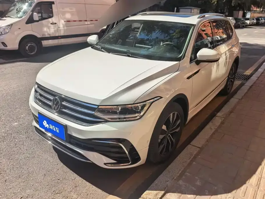 Volkswagen Tiguan L — фото 1