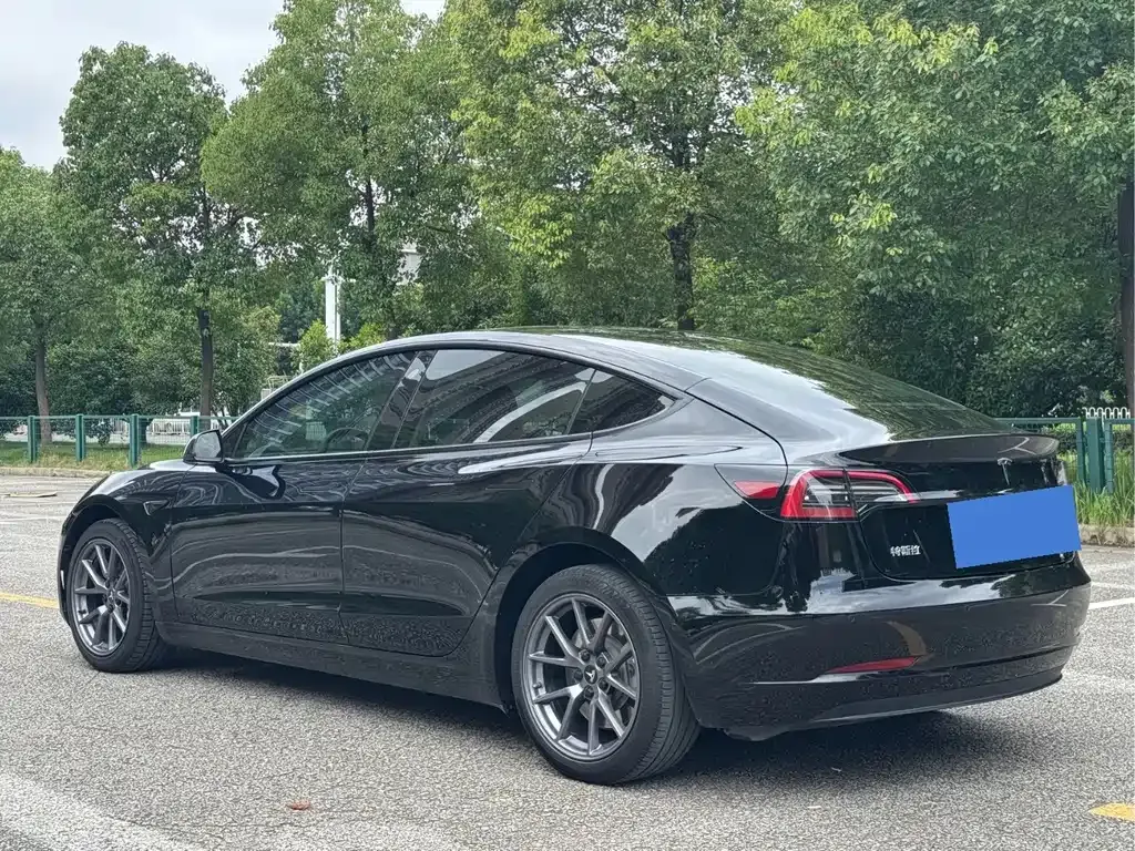 Tesla Model 3 — фото 10