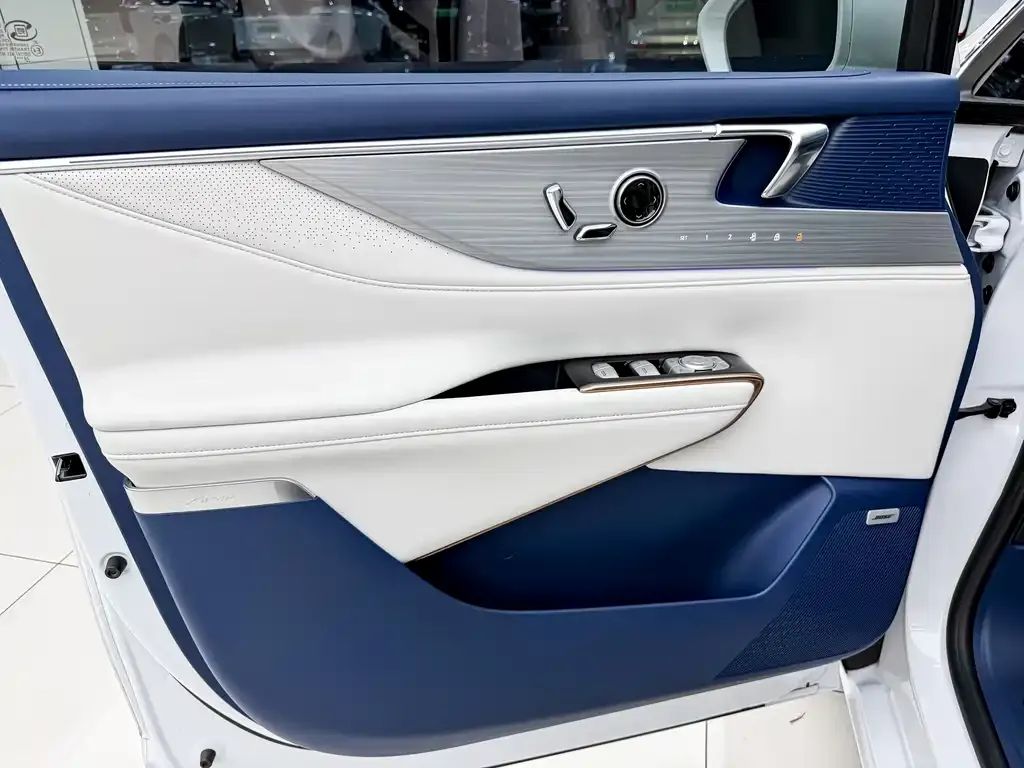 Buick GL8 Hybrid — фото 2
