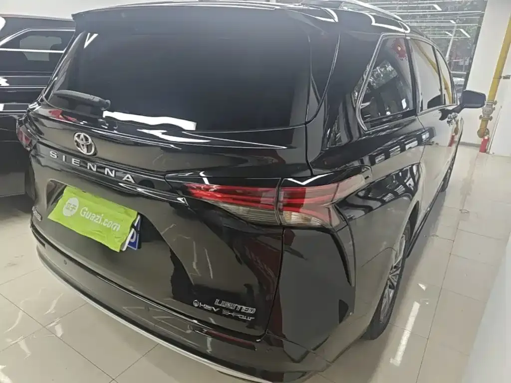 Toyota Sienna — фото 3