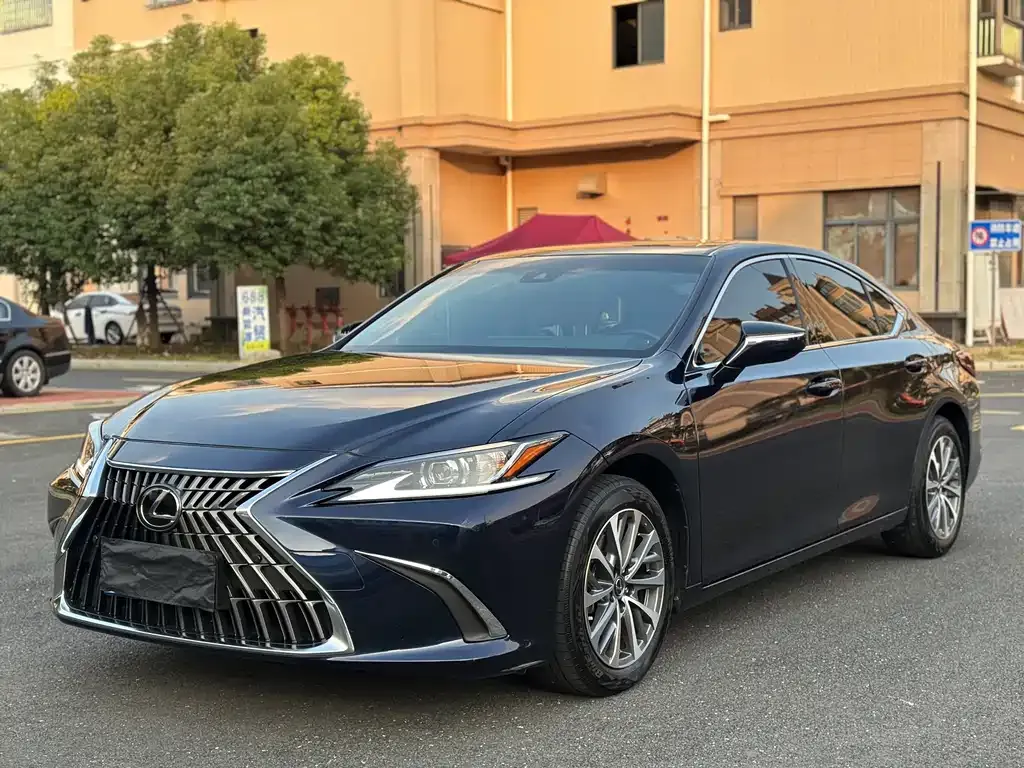 Lexus ES — фото 1