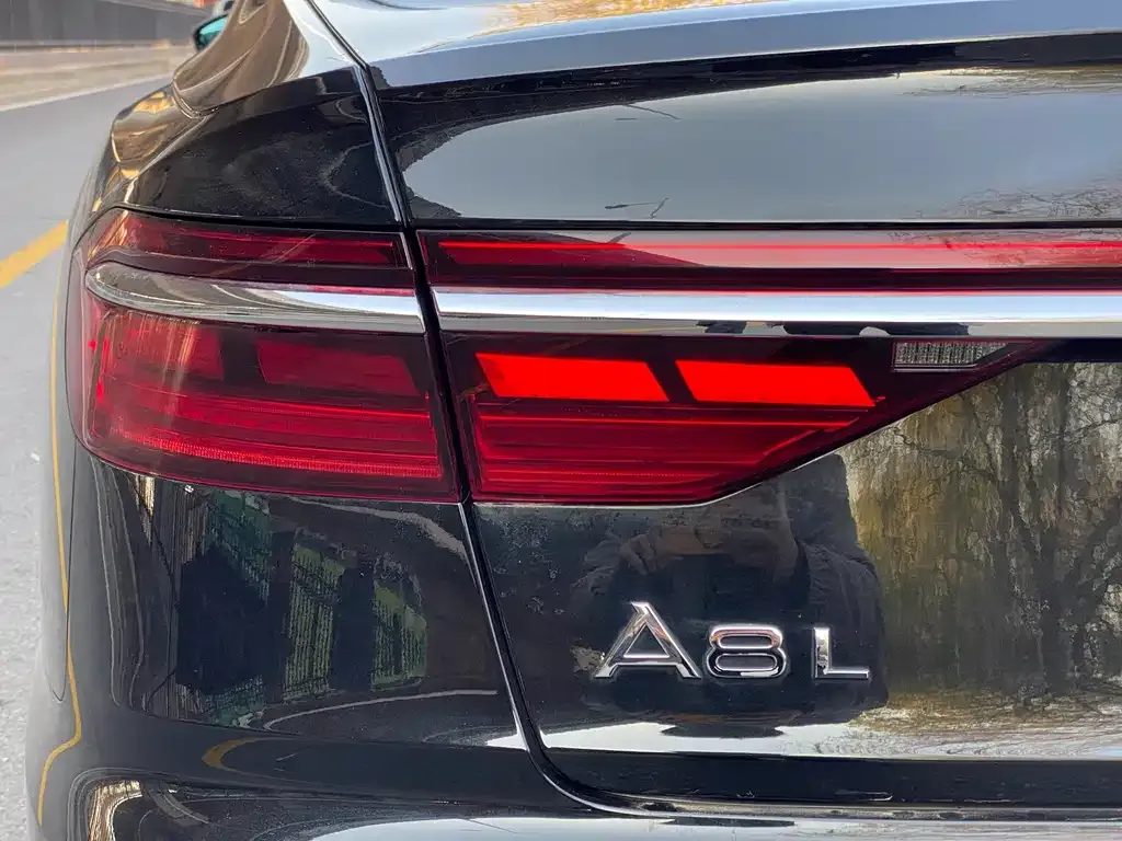 Audi A8 — фото 2