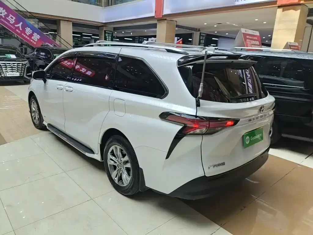 Toyota Sienna — фото 9