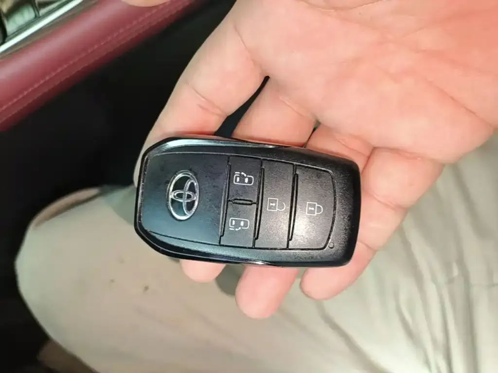 Toyota Sienna — фото 1