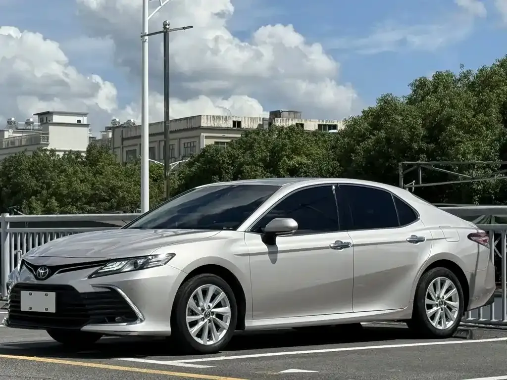 Toyota Camry — фото 1