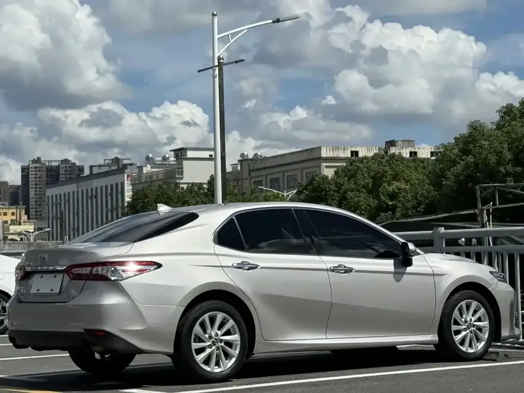 Toyota Camry — фото 3