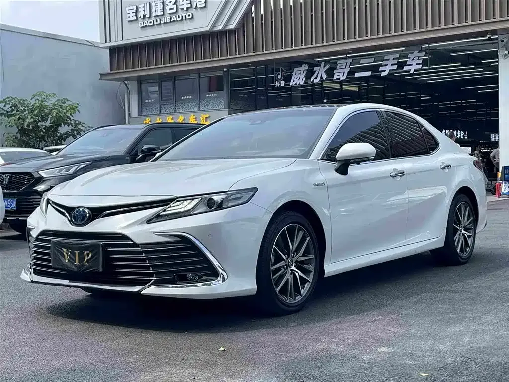 Toyota Camry — фото 1