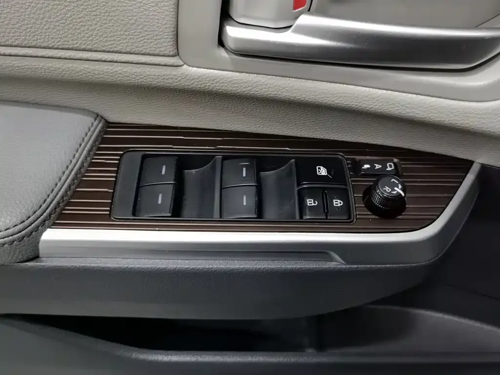 Toyota Granvia — фото 5