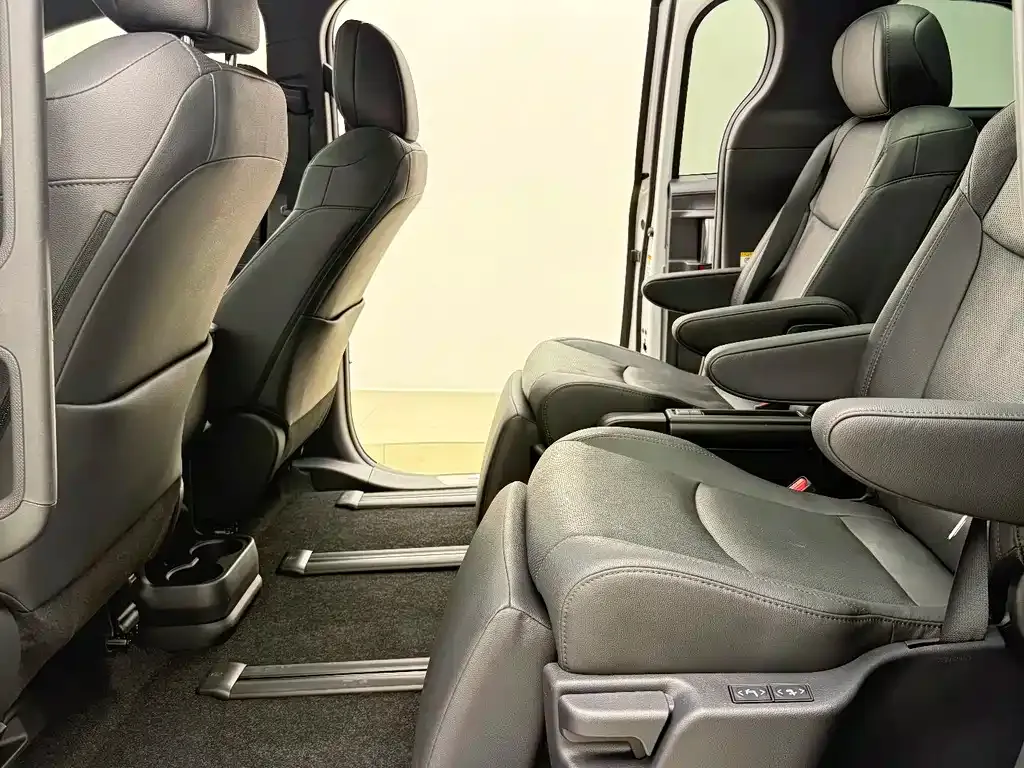Toyota Sienna — фото 10