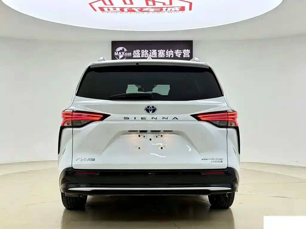 Toyota Sienna — фото 2