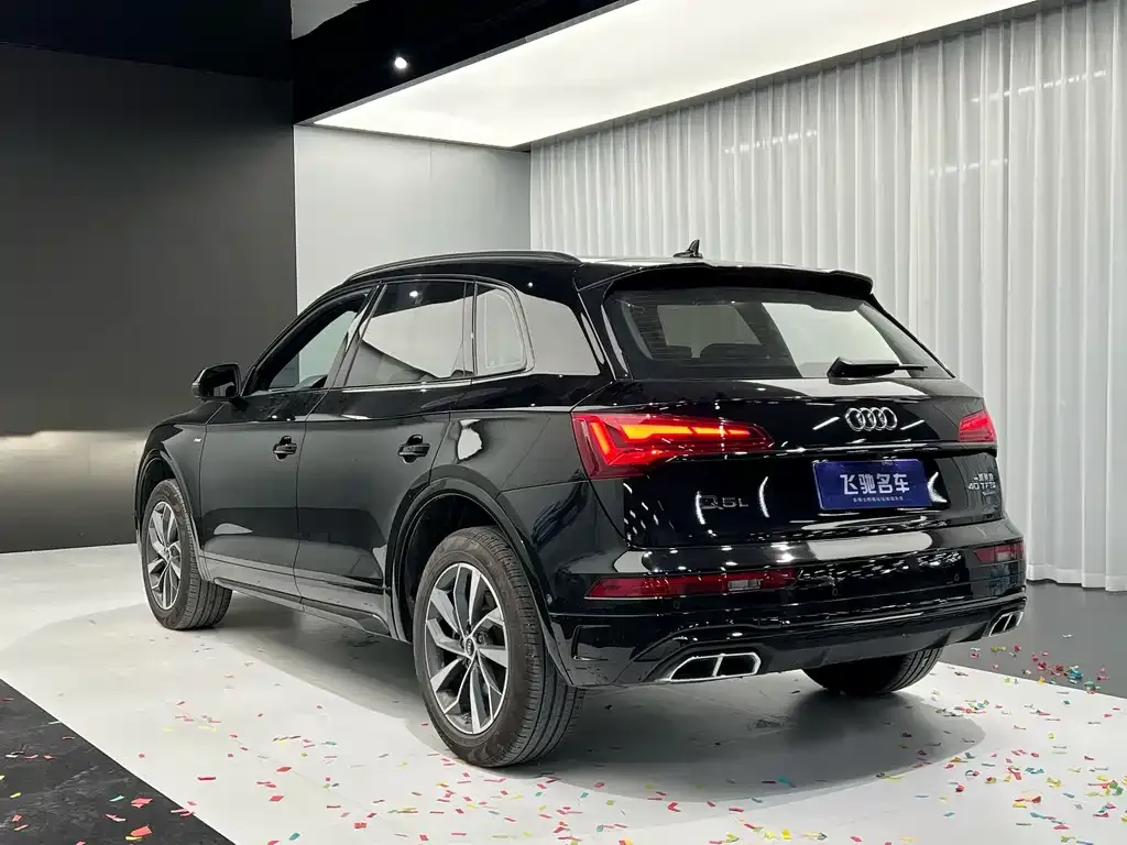 Audi Q5L — фото 9