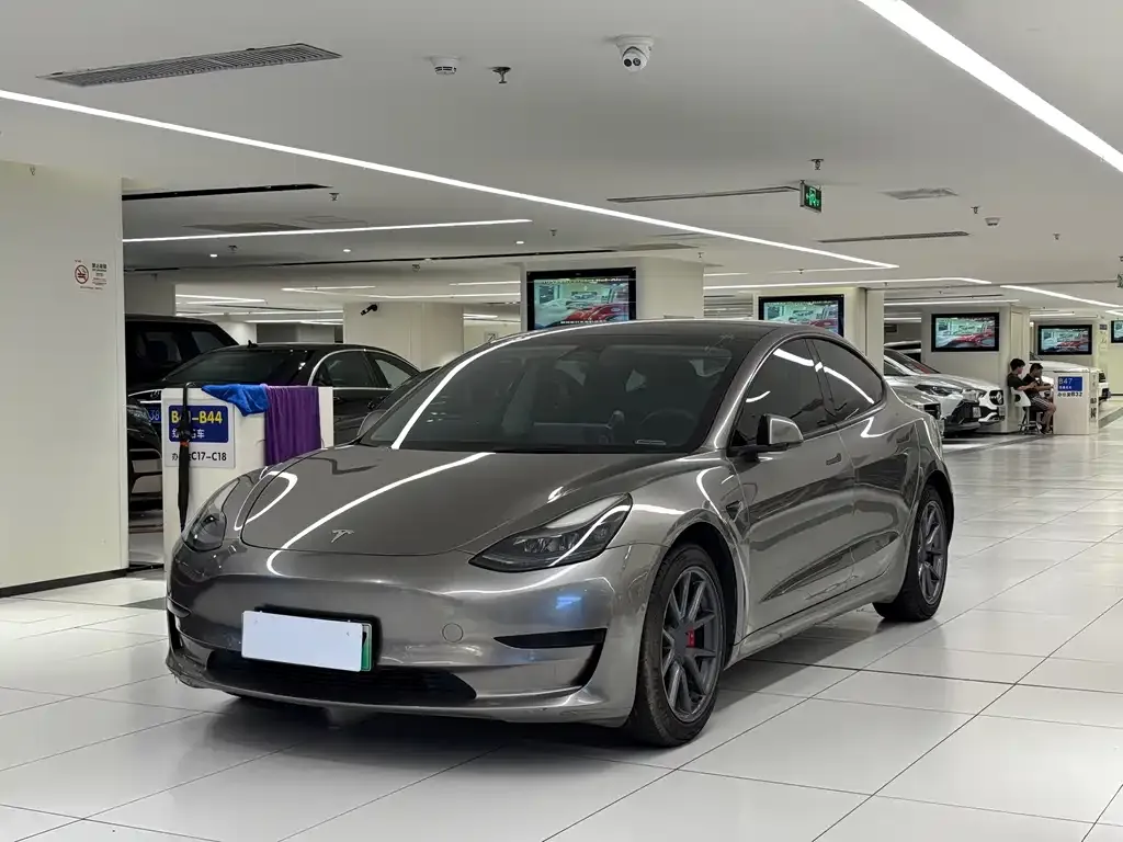 Tesla Model 3 — фото 1