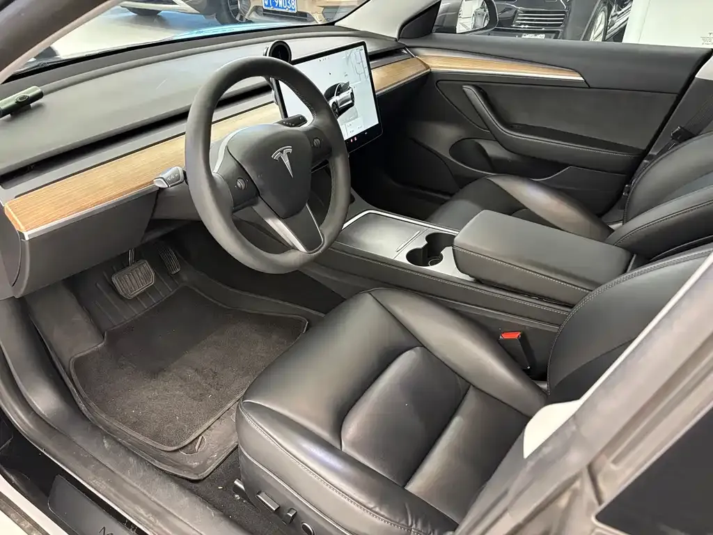 Tesla Model 3 — фото 4