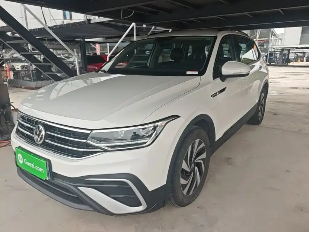 Volkswagen Tiguan L — фото 1