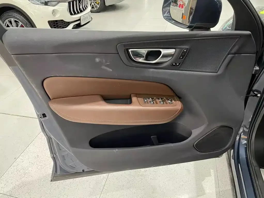 Volvo XC60 — фото 10