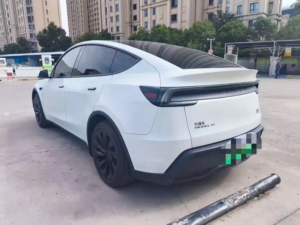 Tesla Model Y — фото 6