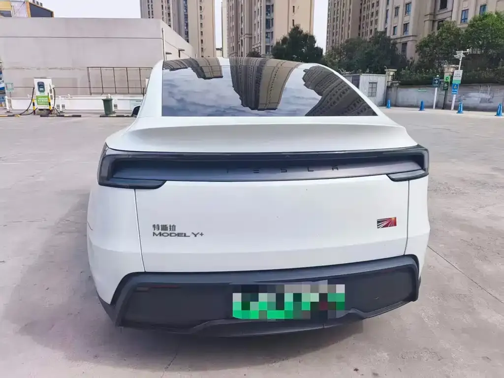 Tesla Model Y — фото 8
