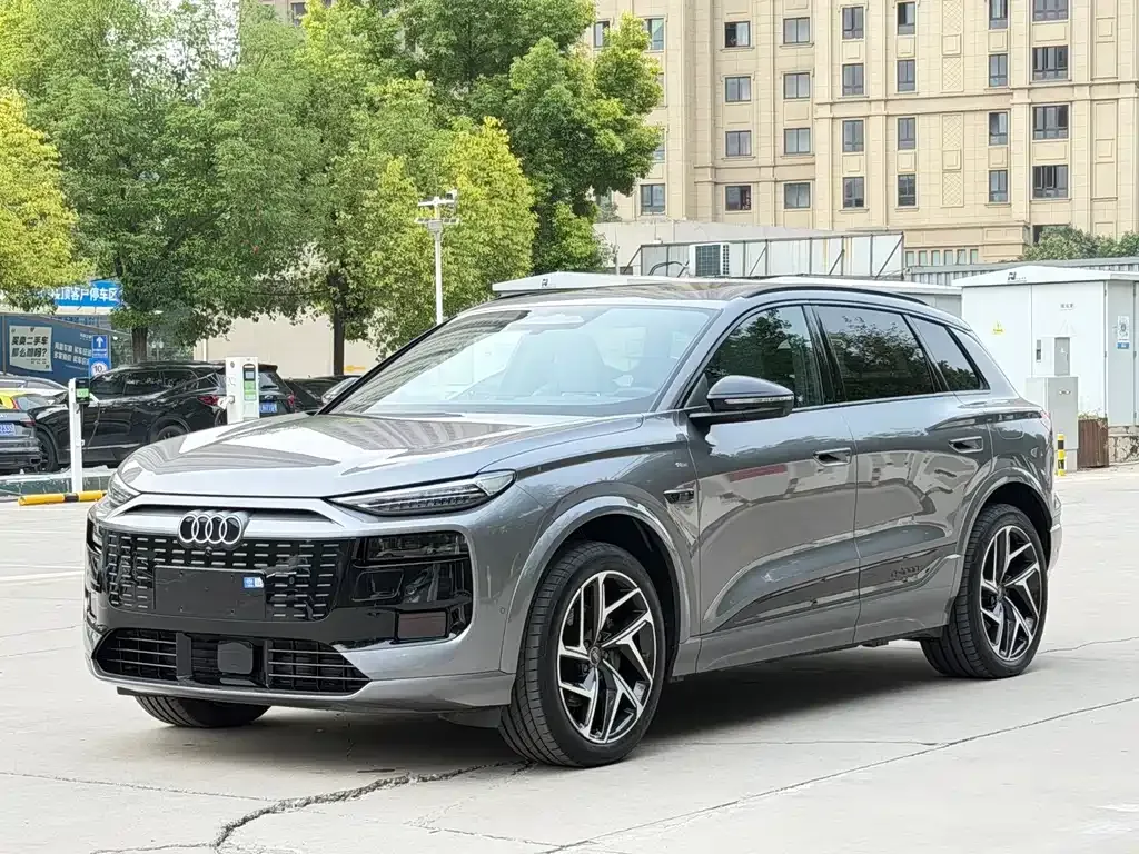 Audi Q6L e-tron — фото 1