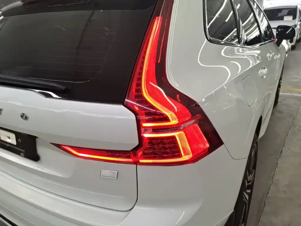 Volvo XC60 PHEV — фото 8
