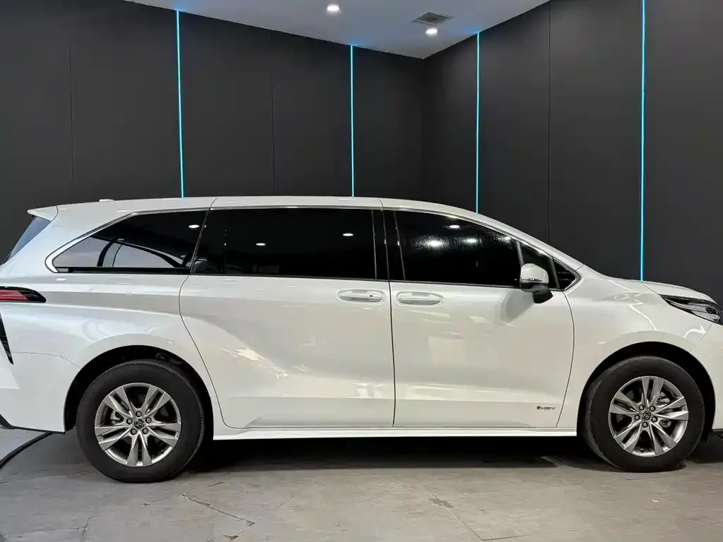 Toyota Sienna — фото 4