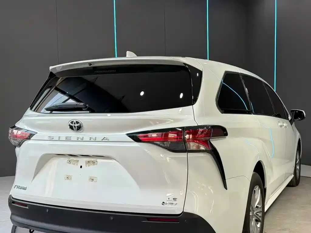 Toyota Sienna — фото 5