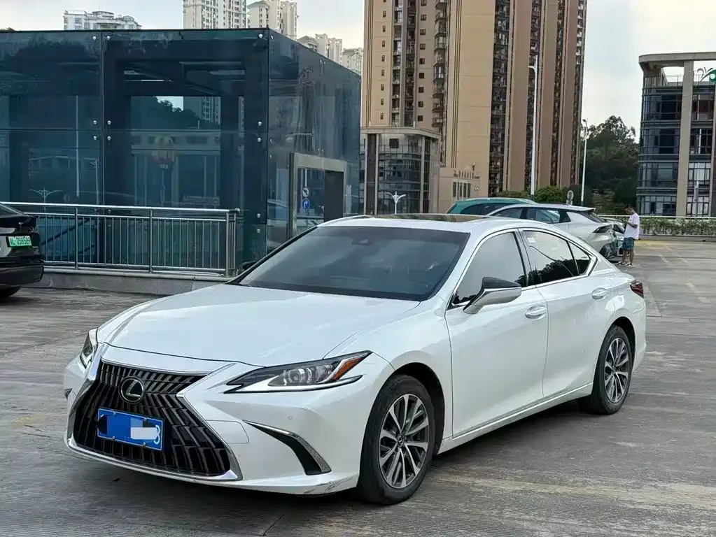 Lexus ES — фото 1