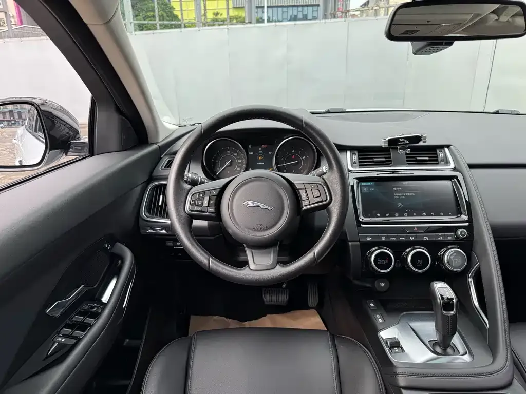 Jaguar E-PACE — фото 4