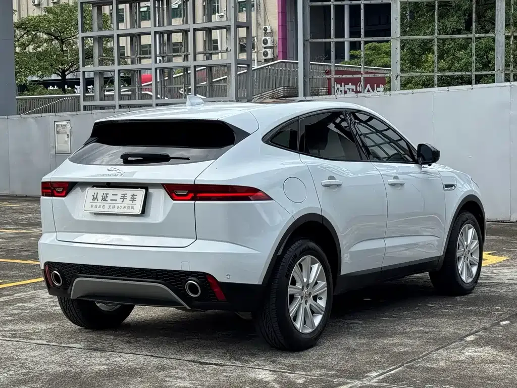 Jaguar E-PACE — фото 10