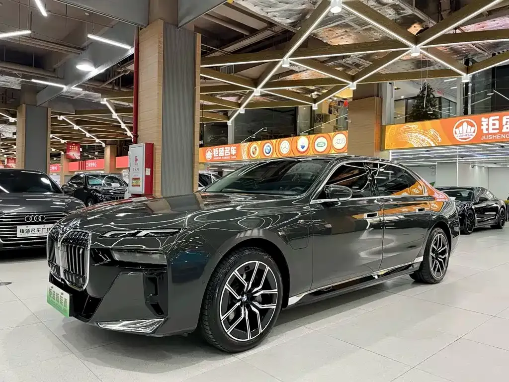 BMW i7 — фото 1