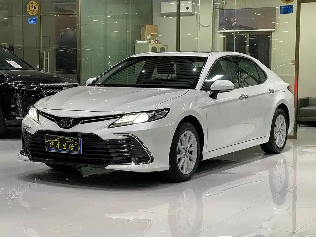 Toyota Camry — фото 1