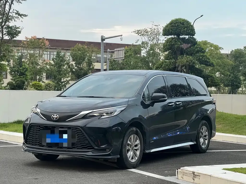 Toyota Granvia — фото 1