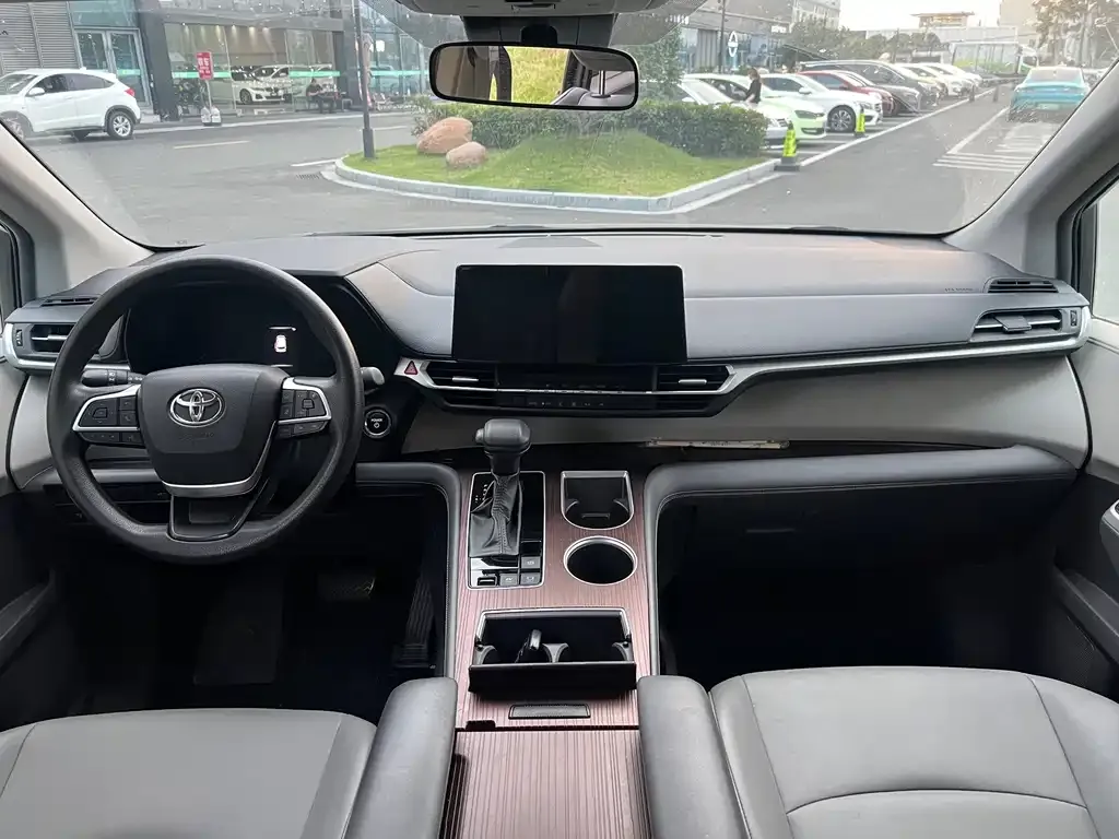 Toyota Granvia — фото 2