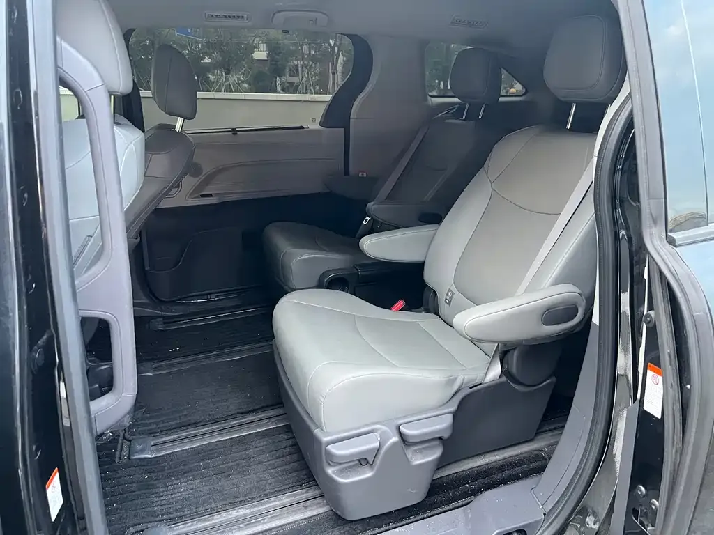 Toyota Granvia — фото 7