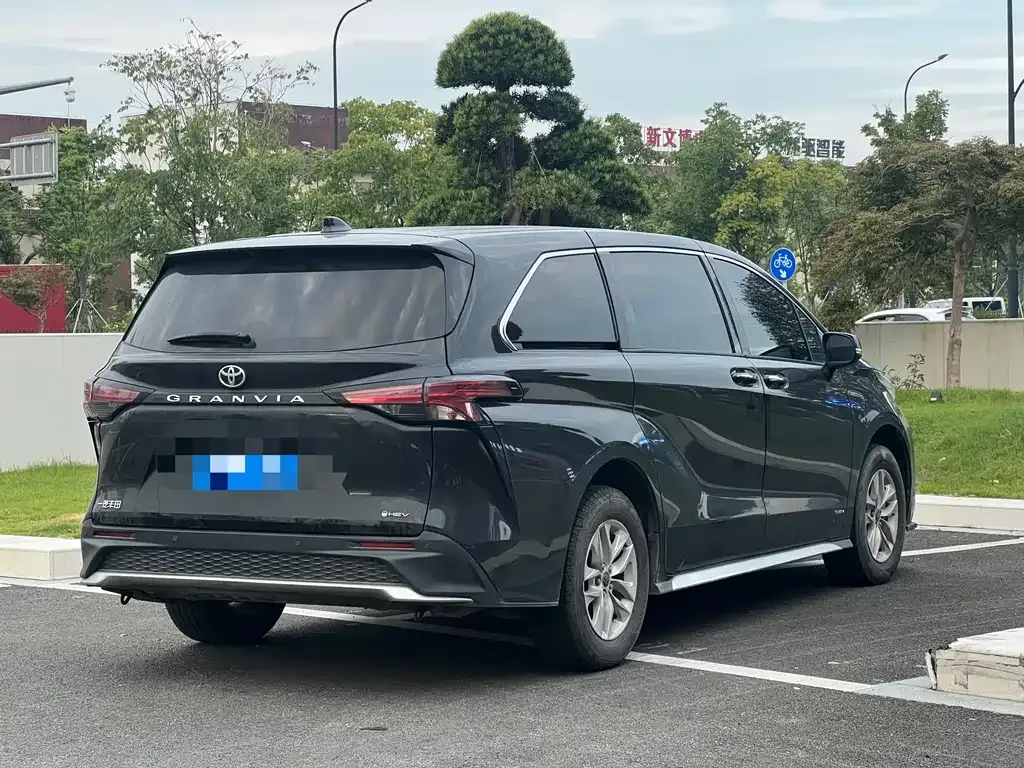 Toyota Granvia — фото 6