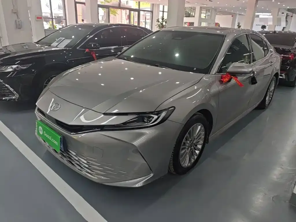 Toyota Camry — фото 1