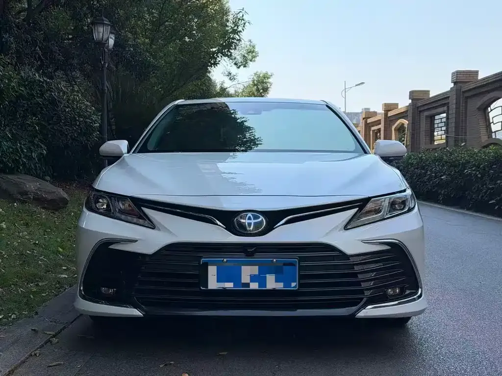 Toyota Camry — фото 1