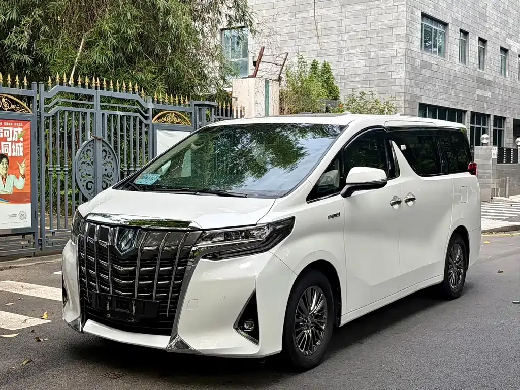 Toyota Alphard — фото 1