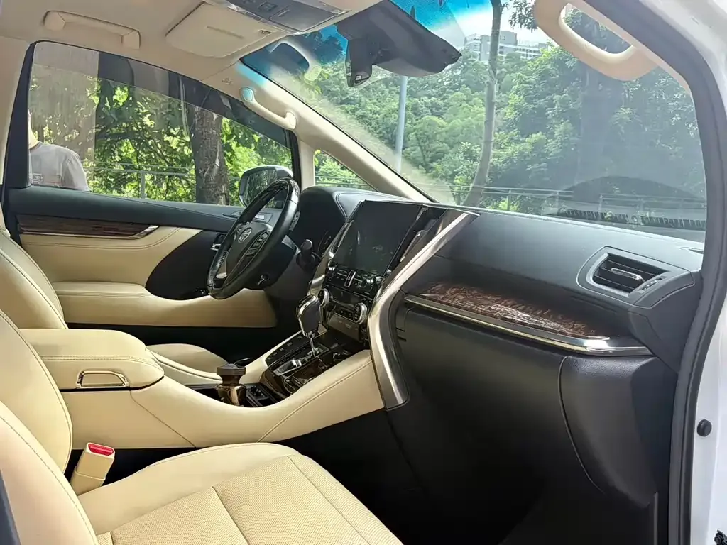 Toyota Alphard — фото 2