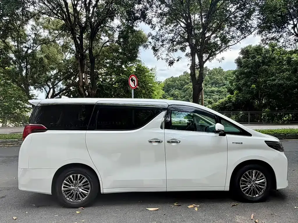 Toyota Alphard — фото 7