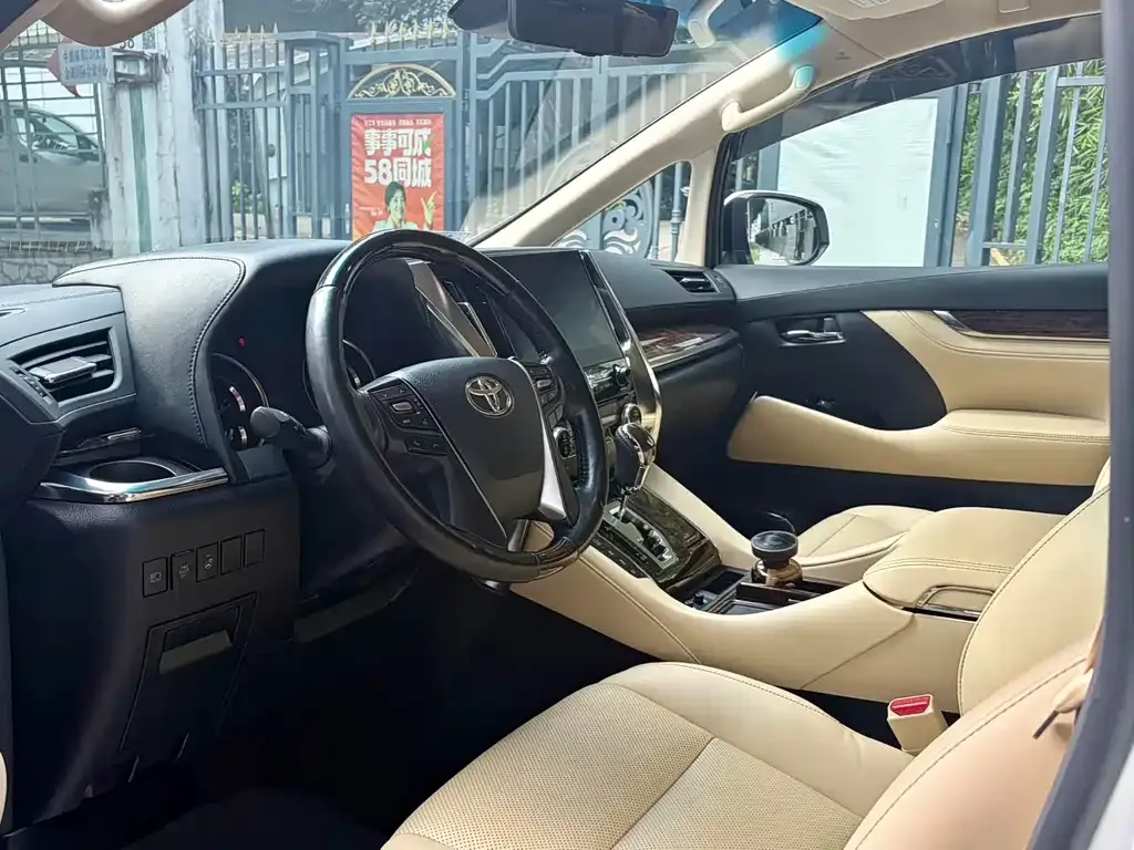 Toyota Alphard — фото 4