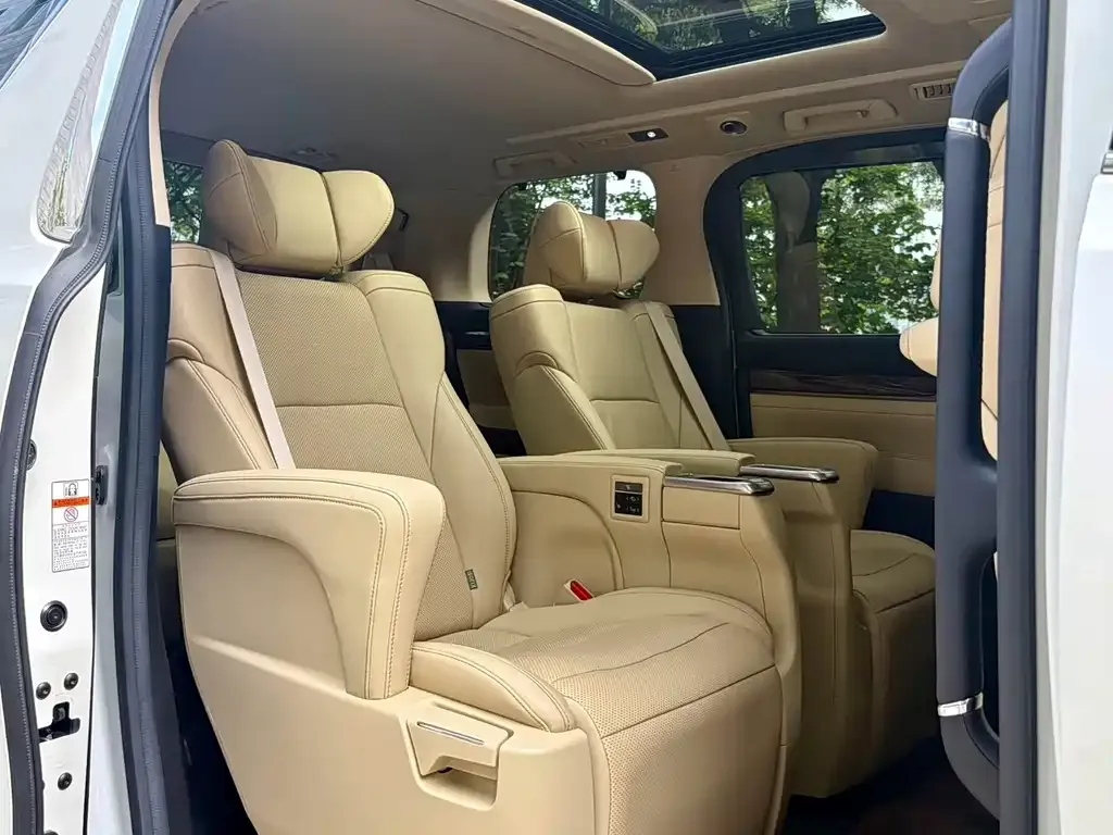 Toyota Alphard — фото 9