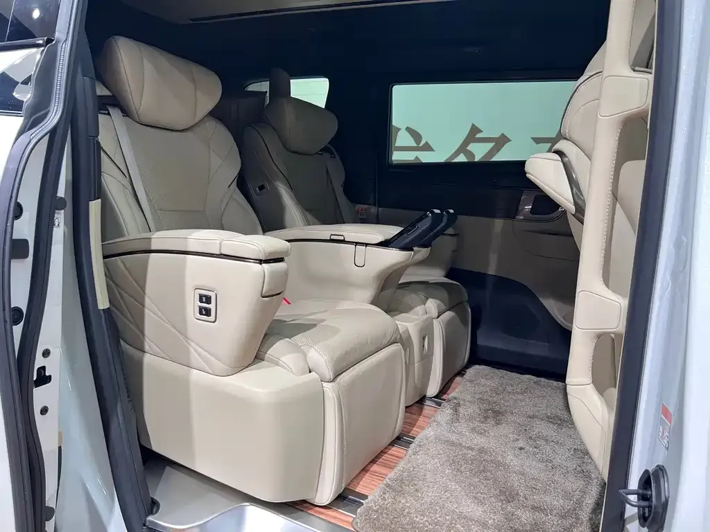 Toyota Alphard — фото 9