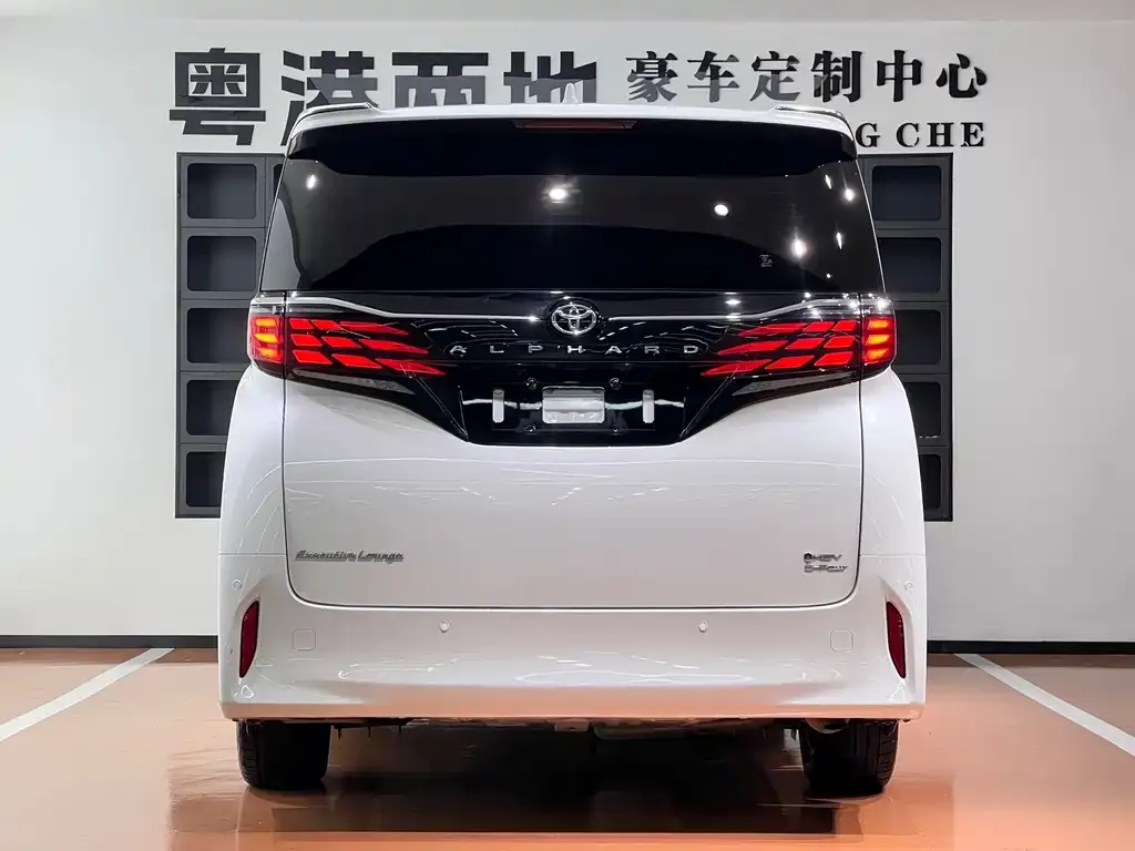 Toyota Alphard — фото 2