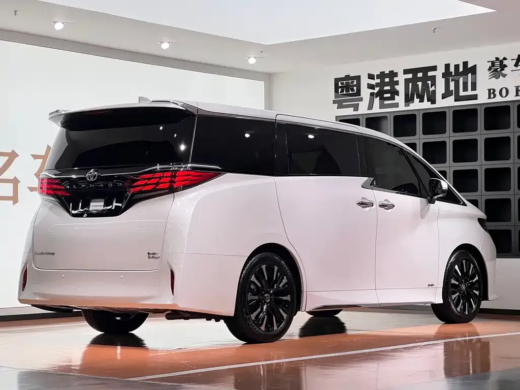 Toyota Alphard — фото 4